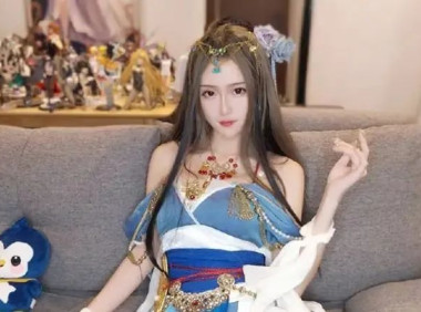 腐团儿后退亮美腿被陌生老板刷无数火箭