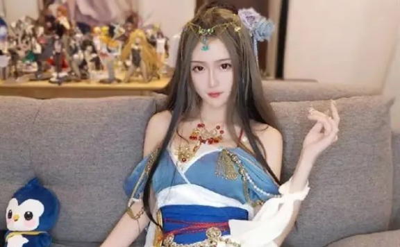 腐团儿后退亮美腿被陌生老板刷无数火箭